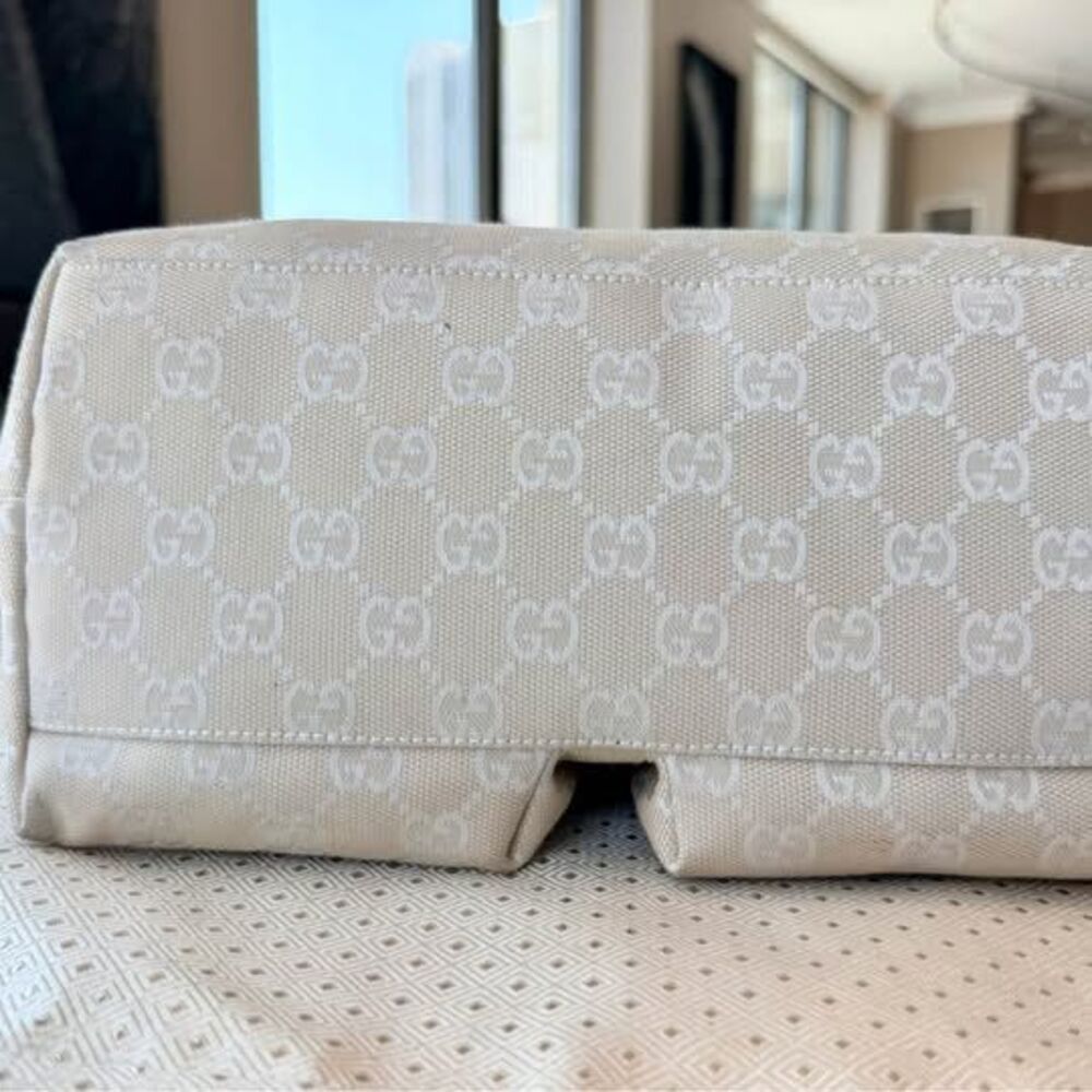 💗 Authentic Beige and Cream Gucci Monogram GG Canvas leather tote with pockets - Picture 3 of 10